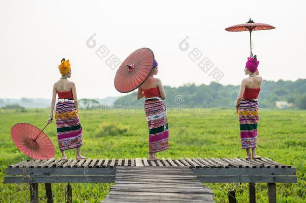 num.三亚洲人ThaiAirwaysInternational泰航国际兰纳女人采用传统的衣服手拿住佩普