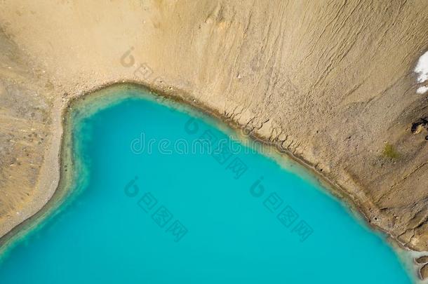 空气的看法关于小的火山的克拉布拉火山湖和蔚蓝水,伊克拉