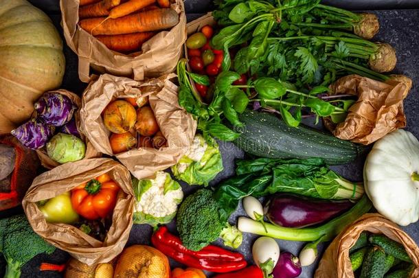 健康的食物干净的吃选择关于个人简历富有色彩的蔬菜.英语字母表的第15个字母