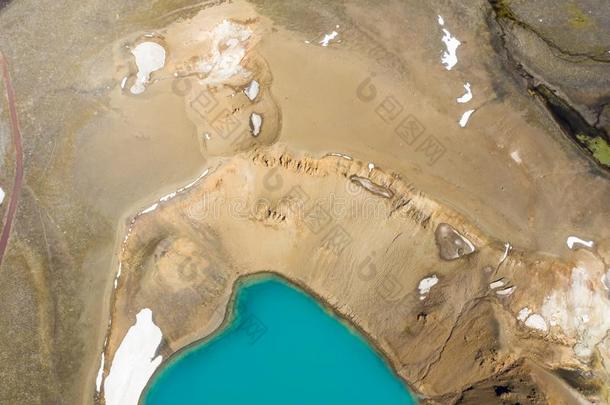 空气的看法关于小的火山的克拉布拉火山湖和蔚蓝水,伊克拉