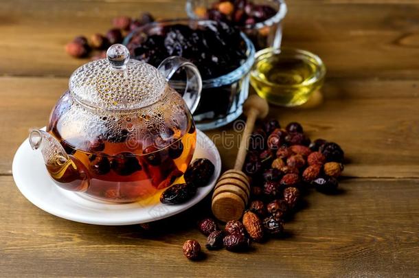 玻璃茶壶和浆<strong>果茶水</strong>茶<strong>水</strong>和干燥的玫瑰堆蜂蜜伍德