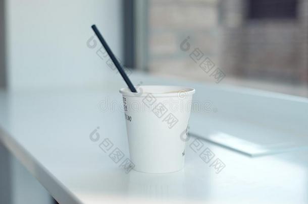 num.一简单的外卖餐馆纸杯子向一白色的木制的t一balls球e和一balls球