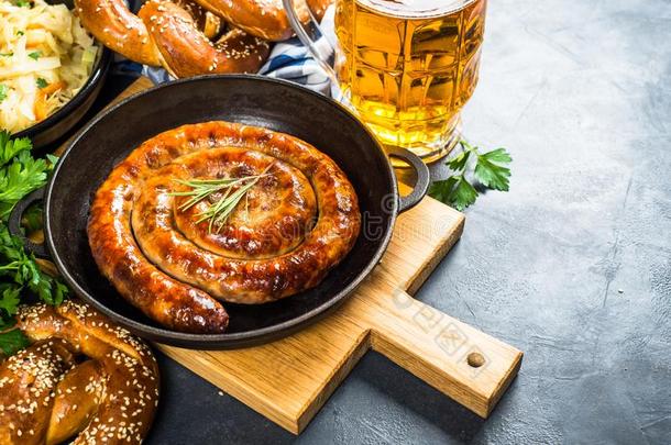 啤酒节食物-香肠,德国泡菜的一种,啤酒和一种脆饼干.