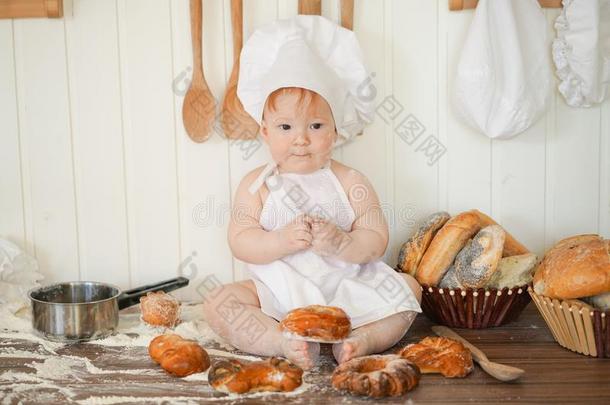 小的面包师小孩采用厨师帽子在厨房<strong>表单</strong>独的