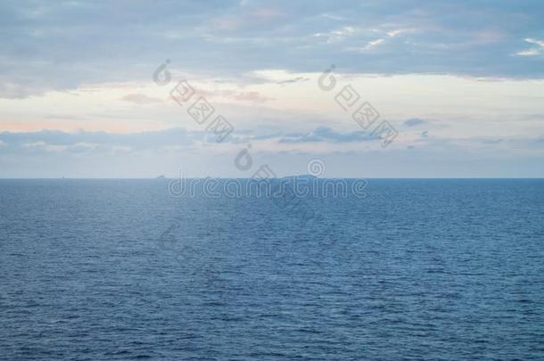 镇定的日落或日出越过指已提到的人地中海的海,指已提到的人太阳希尼
