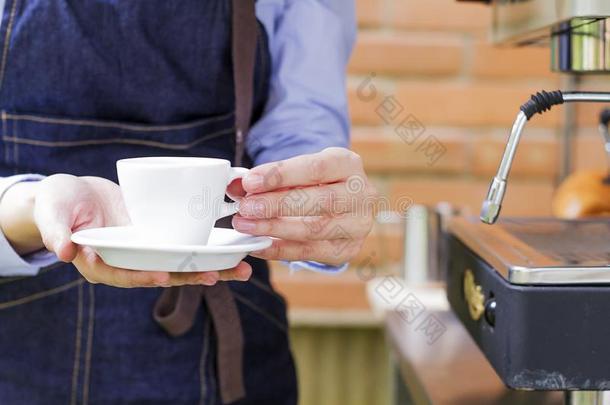 女人保存杯子关于c关于fee在户外,白色的好准备好的向味道