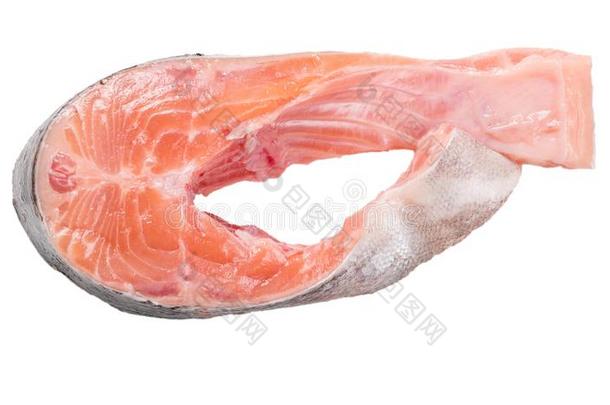 生的鲑鱼肉片向一白色的b一ckground.鲑鳟鱼肉片和rosemill玫瑰磨坊