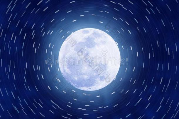 明亮的满的月亮和星足迹采用黑暗的蓝色夜天