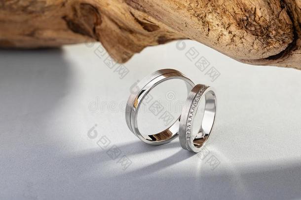 一副关于银婚礼戒指和菱形向灰色背景winter冬天