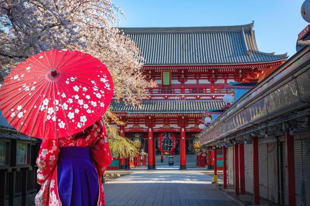 .日本人女人打扮好的采用和服看在庙.森索吉杜里