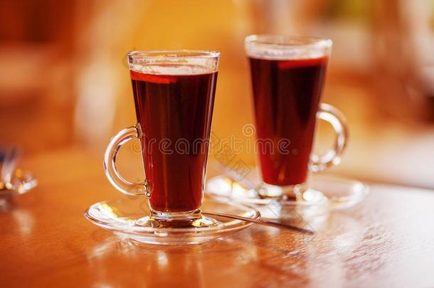 两个眼镜关于<strong>红色</strong>的热的喝.将制成热饮葡萄酒或茶水.暖和的<strong>大气</strong>