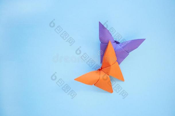 折纸手工纸蝴蝶向蓝色背景.