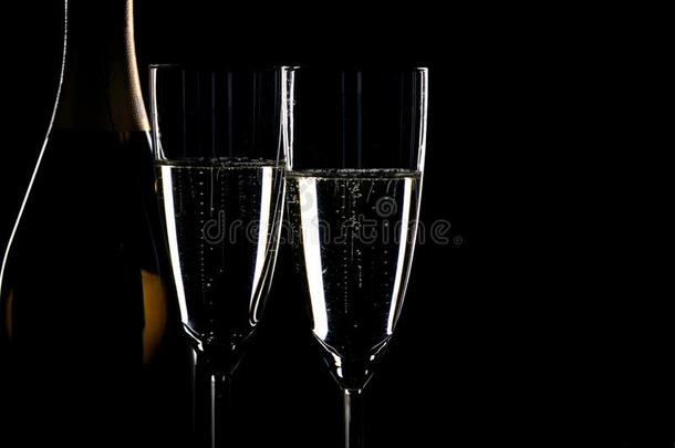 香槟酒瓶子和香槟酒眼镜