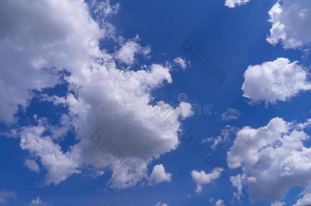 蓝色天和白色的云.自然的天背景质地