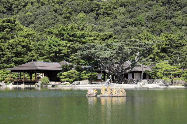 基库盖图茶室和南方湖采用Ritsur采用花园