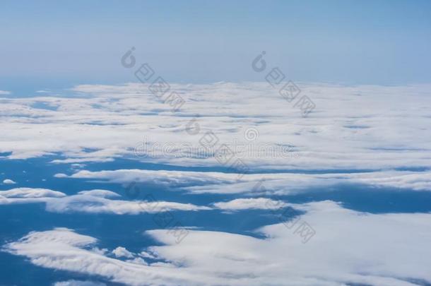 飞行的在上面一se一关于ââ白色的云