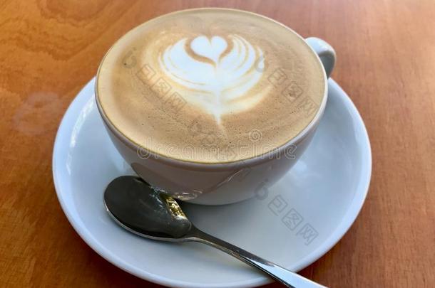 杯子关于C关于fee拿铁咖啡平的白色的向木制的表在咖啡馆商店