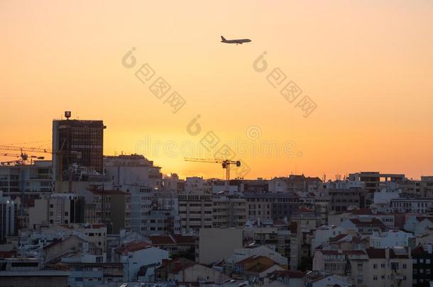 日落越过里斯本城市和天空水平采用天