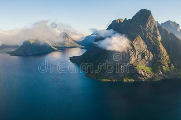 空气的夏天全景画看法关于挪威山,l关于oten,