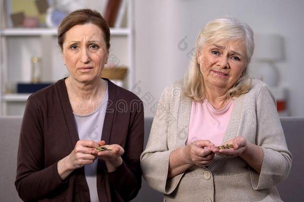绝望的老年的女人有样子的照相机佃户租种的土地coInsert插入键urance联合保险,财政的Insert插入键