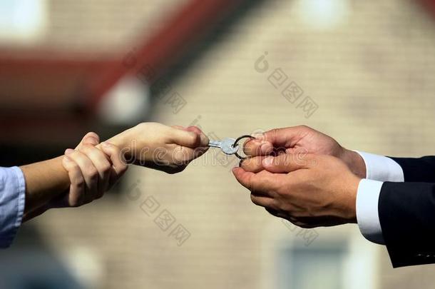 男人和女人拉钥匙从房屋,分开关于财产后的