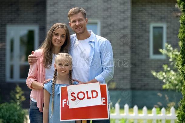 幸福的家庭佃户租种的土地卖符号,起立反对新的购买Houston休斯顿