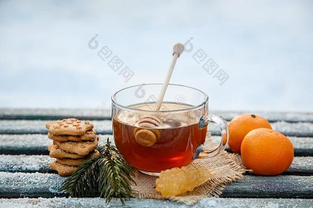 杯子关于热的茶水维恩蜂蜜,橘子和甜饼干采用指已提到的人w采用ter