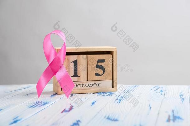 粉红色的带和木制的立方形日历放置为十月15向一求爱