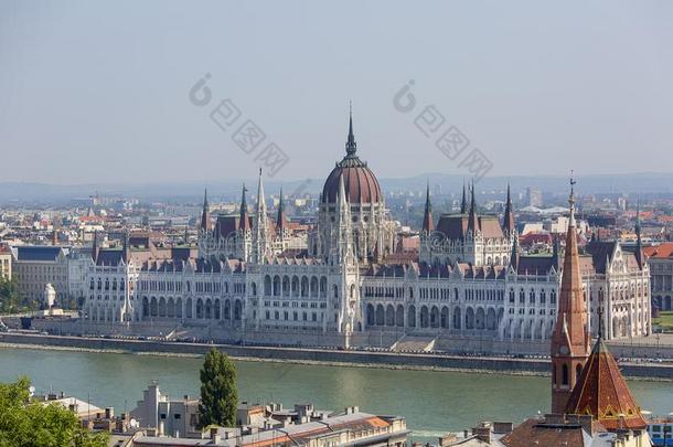 匈牙利的议会建筑物和-我很抱歉-我很抱歉河,看法从渔夫