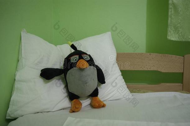 好的夜-软的玩具企鹅向一枕头