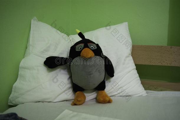 好的夜-软的<strong>玩具企鹅</strong>向一枕头