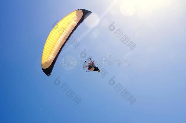 翼伞飞行器采用黄色的翼伞飞行器fly采用g对于太阳采用