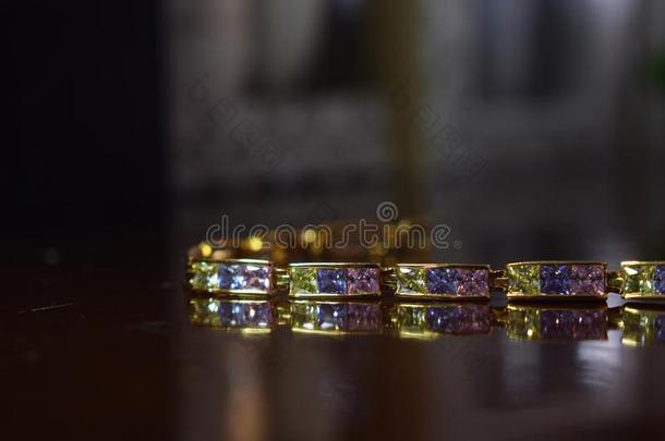 金手镯装饰和认为许多-有色的经雕琢的宝石,卢旭