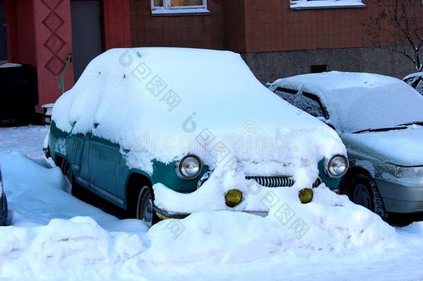 老的汽车在下面雪03