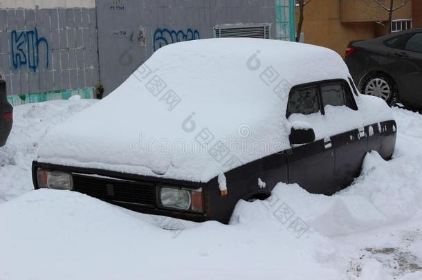 老的汽车在下面雪05