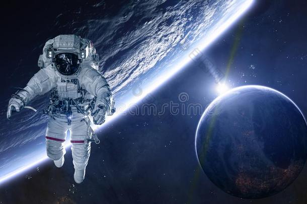 宇航员向背景关于行星关于深的空间.科学虚构的