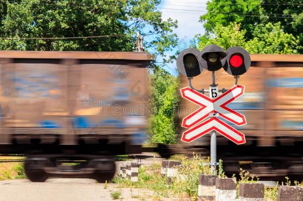 红色的信号关于臂板信号系统和停止符号采用前面关于铁路十字架