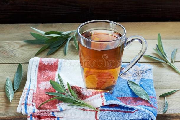 圣人药草的茶水或<strong>煎煮</strong>采用两个玻璃杯子和草树叶