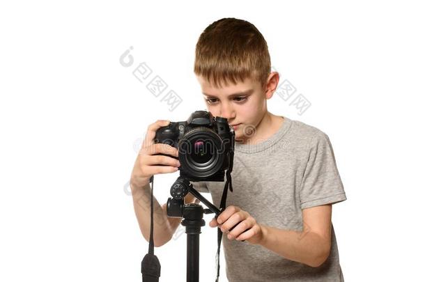 男生1幼苗磁带录像向单眼数位相机照相机.Fr向t看法.白色的后座议员