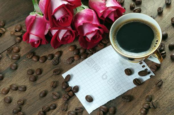 咖啡豆观念.玫瑰和咖啡豆.杯子关于咖啡豆和一花束关于