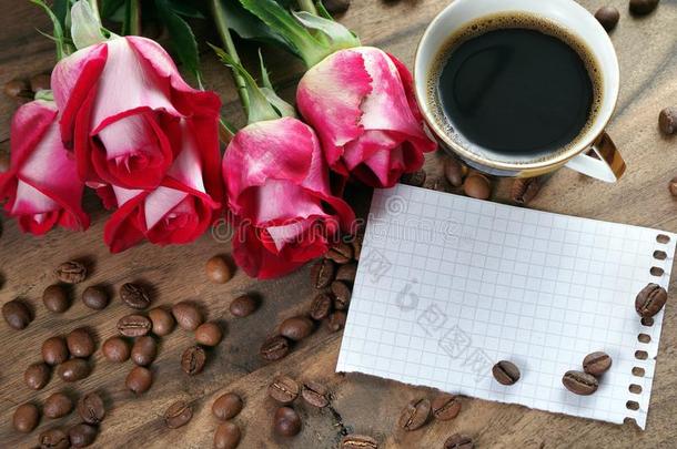 咖啡豆观念.玫瑰和咖啡豆.杯子关于咖啡豆和一花束关于