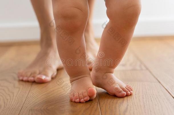 关在上面关于脚同样地母亲助手婴儿儿子向拿第一级别在