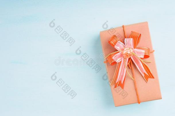 赠品盒为礼物向彩色粉笔背景