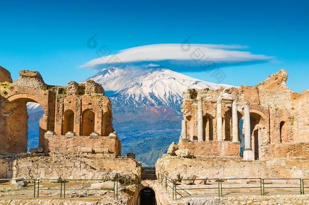 古代的希腊人电影院采用Taorm采用a向背景关于酒精灯煮水器火山,