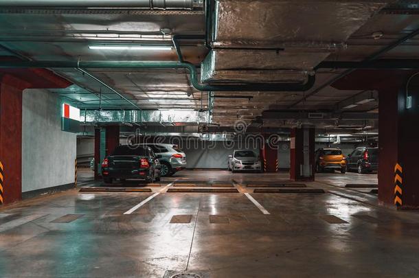 地下的汽车停放车库采用现代的购物中心和汽车s