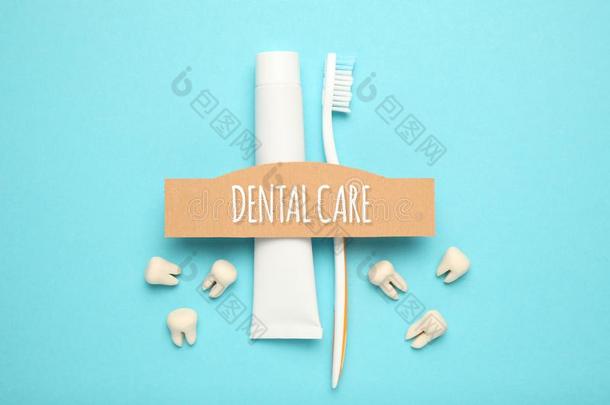 健康的白色的牙,牙膏和牙刷.牙齿的关心集中起来的