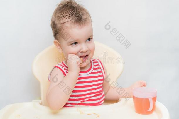 小的婴儿食物甜饼干和饮料煮熟的糖渍水果采用指已提到的人厨房