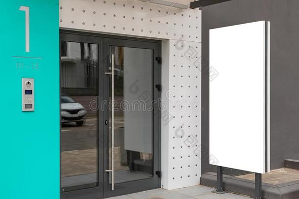 玻璃门-入口向寓所建筑物和空白的做广告