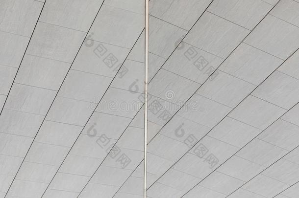 共同的线条在之间两个侧关于光滑的不平坦的灰色瓦片向墙