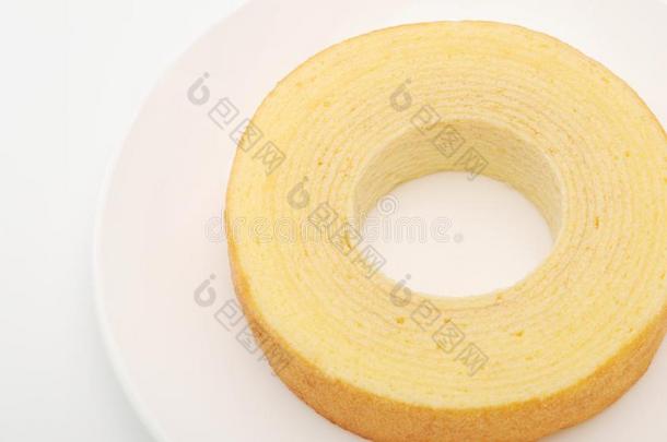 年轮蛋糕德国的炸面圈蛋糕向盘子向白色的背景